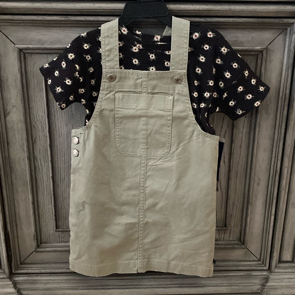 BRAND NEW 2 PIECE DRESS & TEE SHIRT SIZE  4/5! NWT! SMOKE FREE HOME!